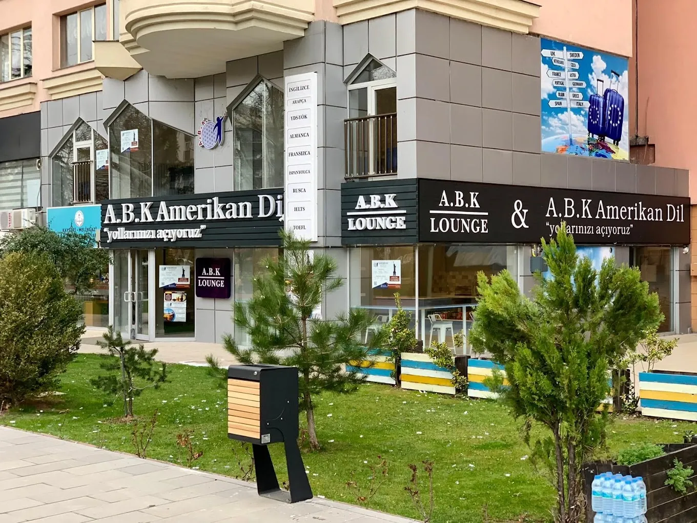 ABK Amerikan Dil Kursları kampüsünün tabelası ve girişi