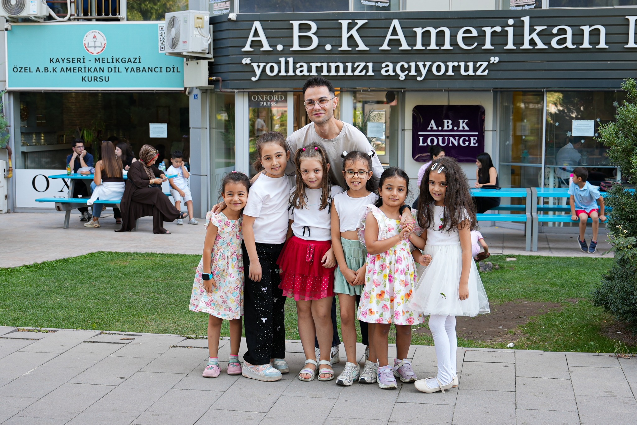 ABK binası önünde birlikte fotoğraf çektiren çocuklar